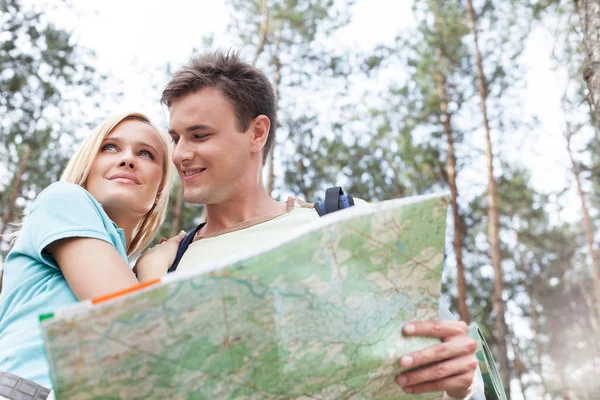 Escursionismo coppia lettura mappa — Foto Stock