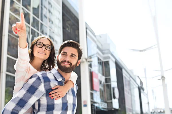 Woman enjoying piggyback ride on man — Stock Photo, Image