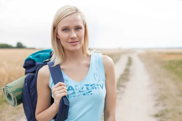 Escursionista femminile con zaino — Foto Stock