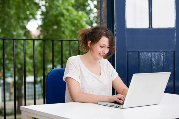 Młoda kobieta korzystająca z laptopa — Zdjęcie stockowe
