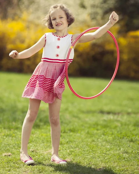 Menina usando hula hoop — Fotografia de Stock