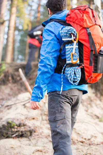 Wanderer mit Rucksack steht im Wald — Stockfoto