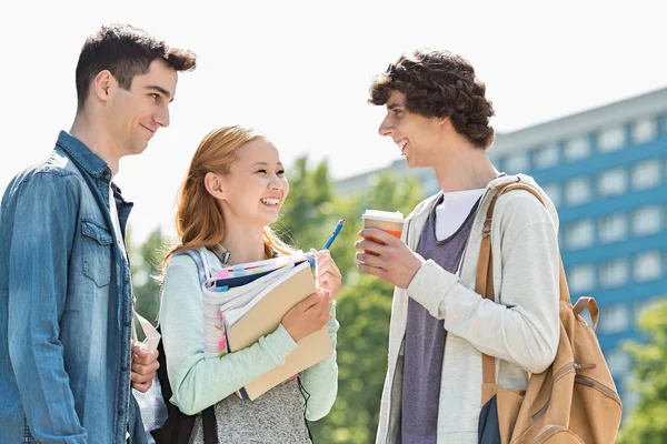 Estudantes universitários felizes conversando — Fotografia de Stock