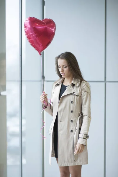 Vrouw met luchtballon — Stockfoto