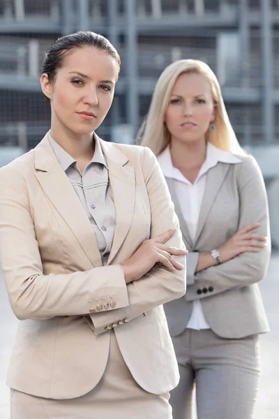 Jóvenes empresarias confiadas — Foto de Stock