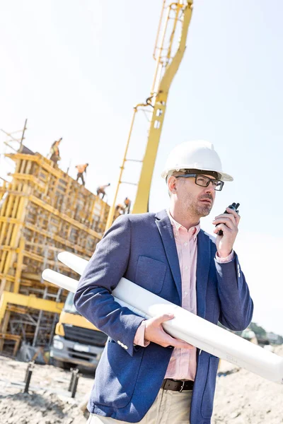 Supervisor usando walkie-talkie — Fotografia de Stock