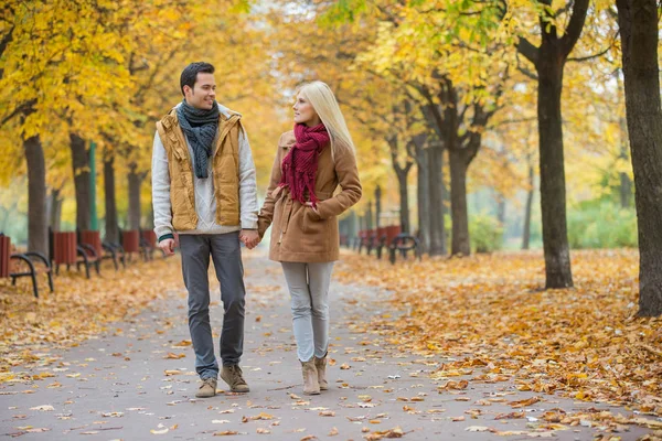 Yürürken el ele tutuşan çift