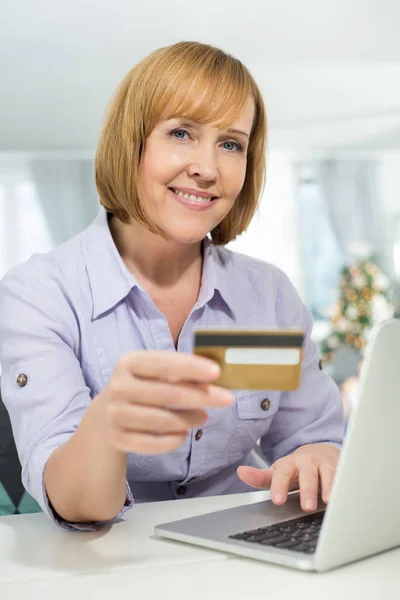 Mujer feliz compras en línea — Foto de Stock