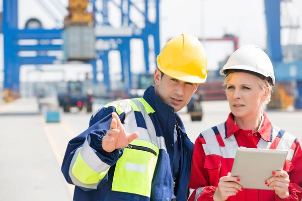 Lavoratrici e lavoratrici che discutono — Foto Stock