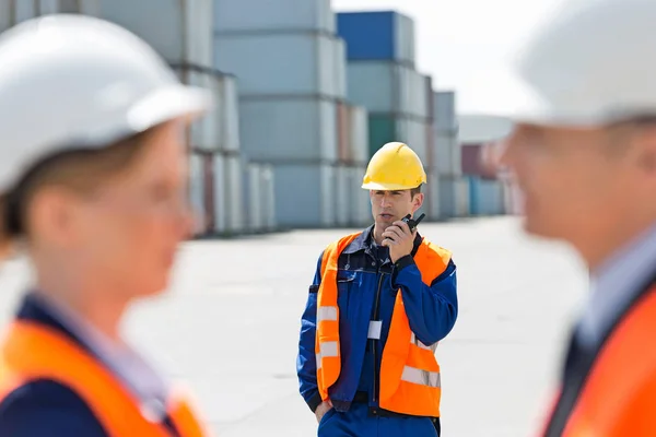 Trabalhador usando walkie-talkie — Fotografia de Stock