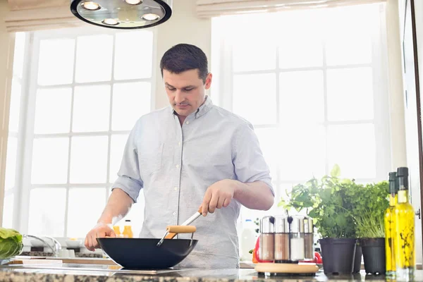 Mann bereitet Essen zu — Stockfoto