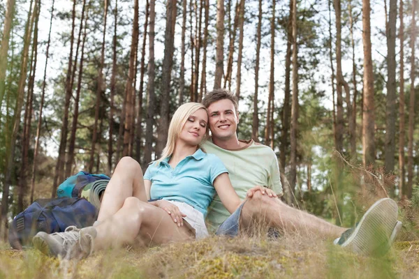 Caminhadas casal relaxante na floresta — Fotografia de Stock