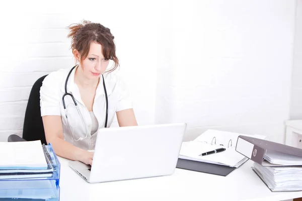 Médecin féminin utilisant un ordinateur portable — Photo