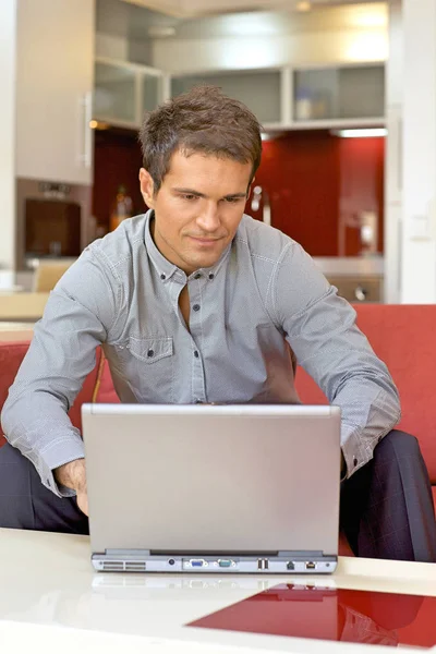男人使用笔记本电脑 — 图库照片