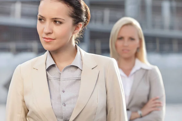 Joven empresaria con colega femenina —  Fotos de Stock