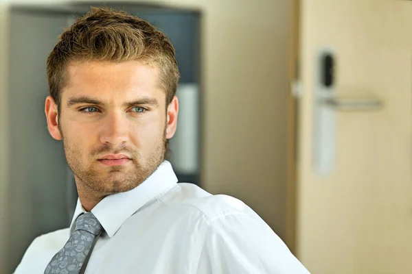 Joven hombre de negocios caucásico seguro — Foto de Stock