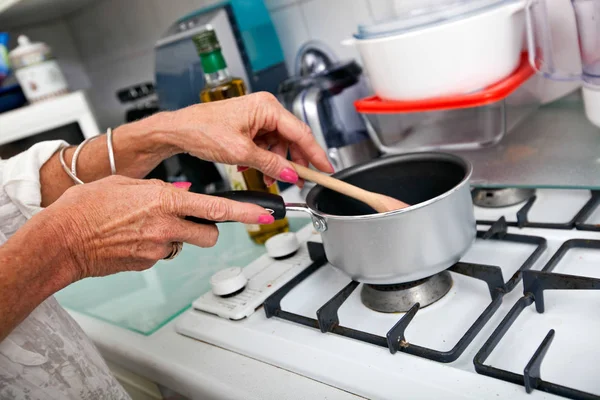 Sénior mulher cozinhar — Fotografia de Stock