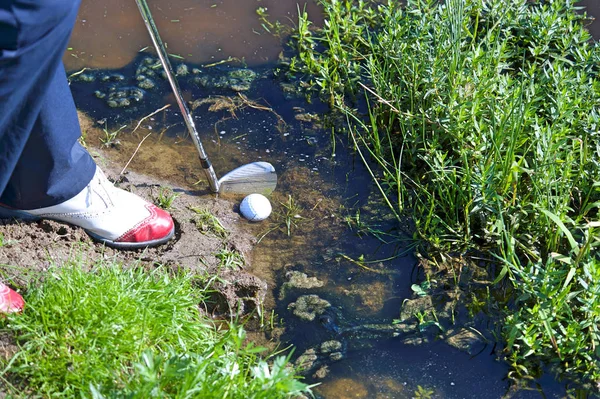 Schwieriger Golfball im Matsch — Stockfoto