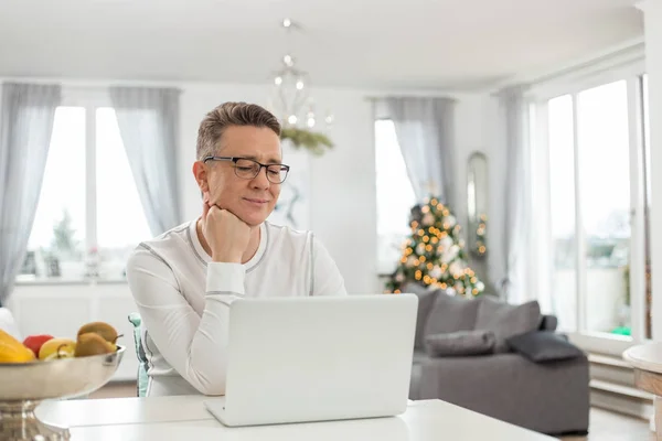 Mann benutzt Laptop — Stockfoto