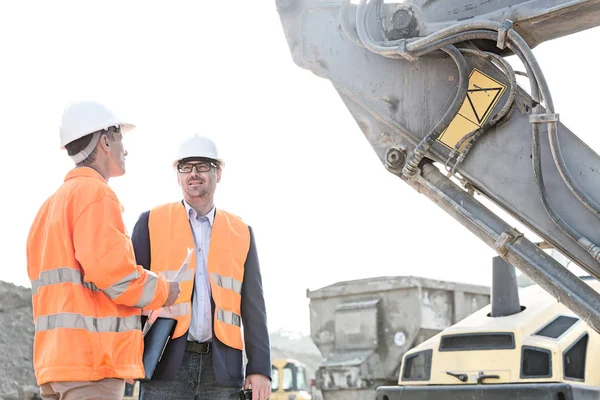 Ingenieros discutiendo en obra — Foto de Stock