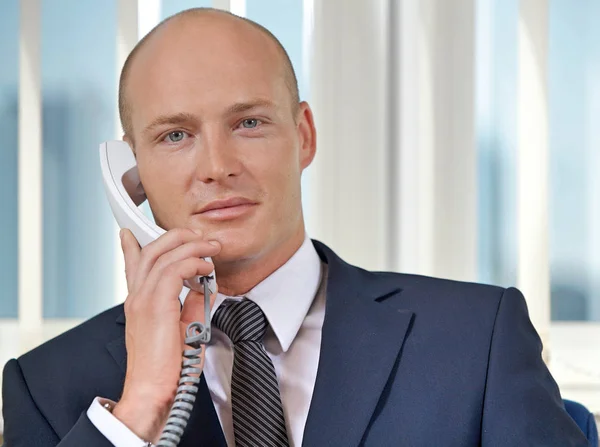 Empresário falando por telefone no escritório — Fotografia de Stock