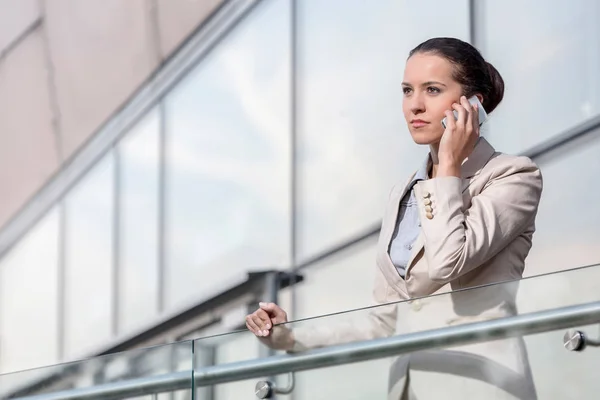 Empresária usando smartphone — Fotografia de Stock