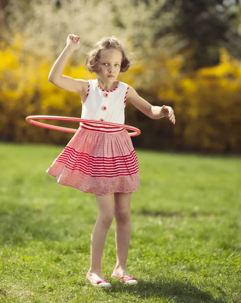 Girl using hula hoop — Stock Photo, Image