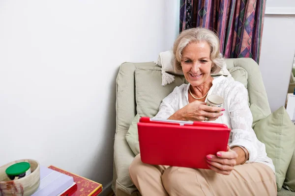 Äldre kvinna med tablett — Stockfoto