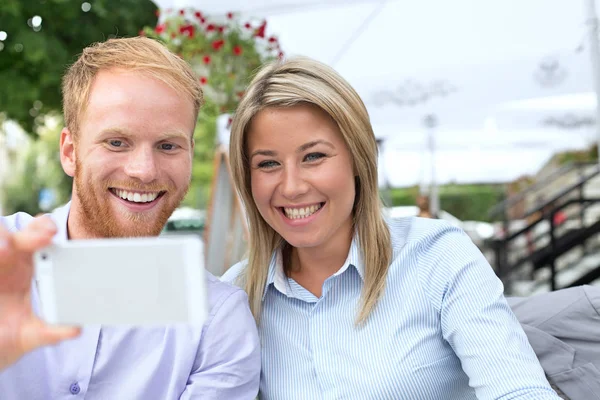 Feliz casal de negócios tomando selfie — Fotografia de Stock
