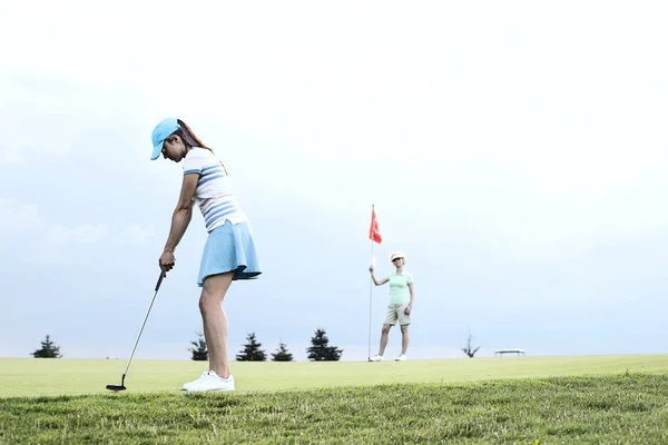 Ženy hrají golf — Stock fotografie