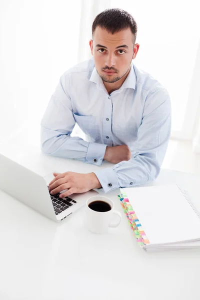 Geschäftsmann arbeitet am Schreibtisch — Stockfoto