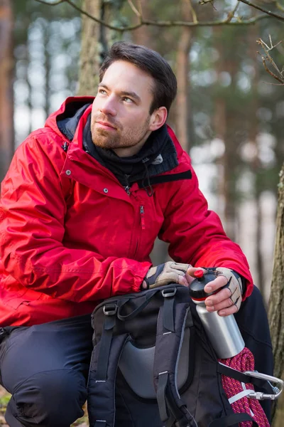 Randonneur avec sac à dos en forêt — Photo