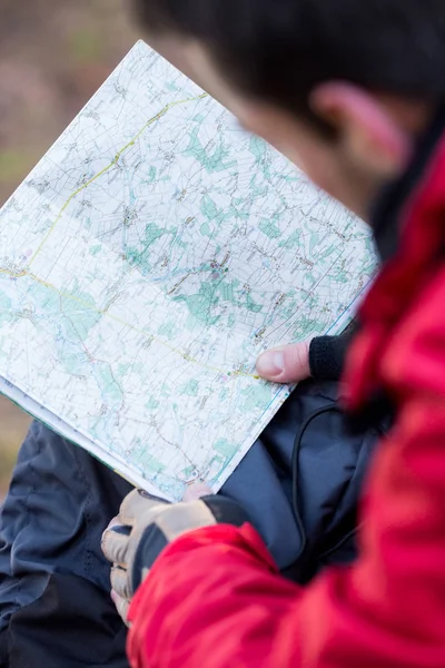 Hiker reading map — Stock Photo, Image