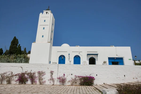 Edificio tradizionale bianco e blu — Foto Stock