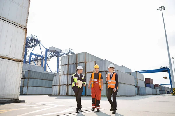 Arbeiter laufen in Werft — Stockfoto