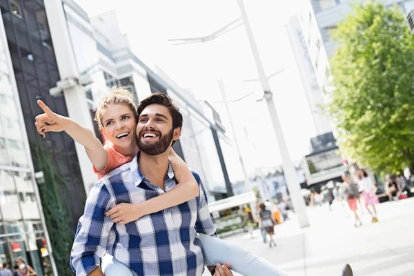 Happy woman showing something to man — Stock Photo, Image