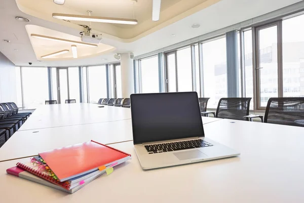 Ordenador portátil y archivos en la mesa de conferencias —  Fotos de Stock