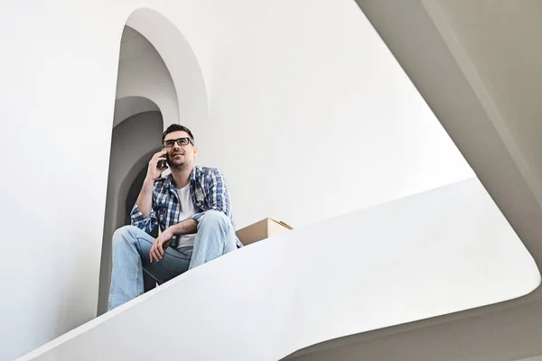 Hombre usando el teléfono celular — Foto de Stock