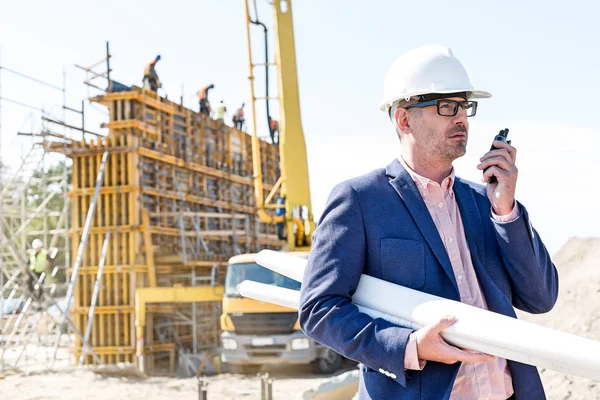 Architect using walkie-talkie — Stock Photo, Image