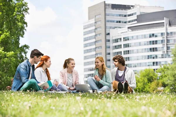 Studenti universitari a terra campus — Foto Stock