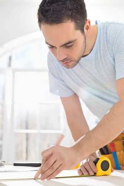 Man marking table — Stock Photo, Image