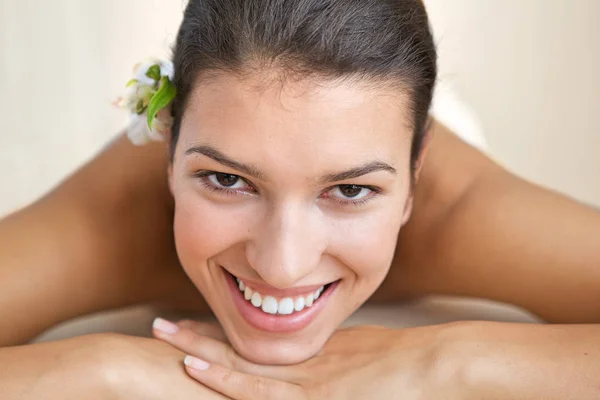Veselá žena uvolňující na masážní stůl — Stock fotografie