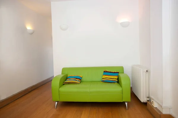 Zielona sofa w pustym — Zdjęcie stockowe