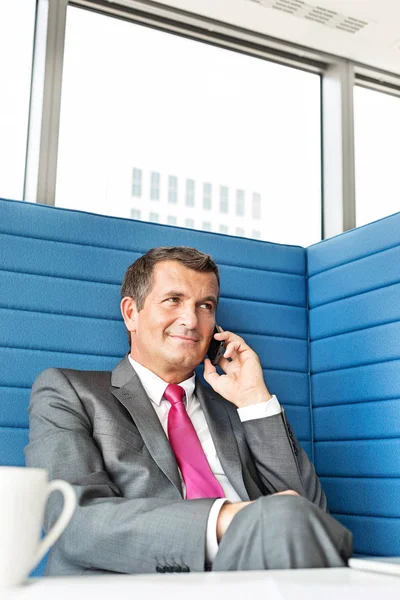 Бізнесмен розмовляє по мобільному телефону — стокове фото