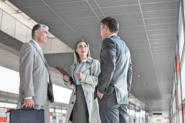 Geschäftsfrau kommuniziert mit männlichen Kollegen — Stockfoto