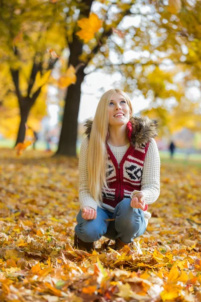 Vrouw in park in het najaar — Stockfoto