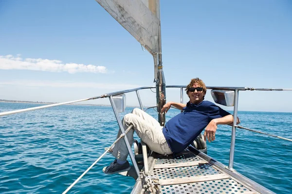 Ο άνθρωπος που κάθεται στην πλώρη του σκάφους — Φωτογραφία Αρχείου