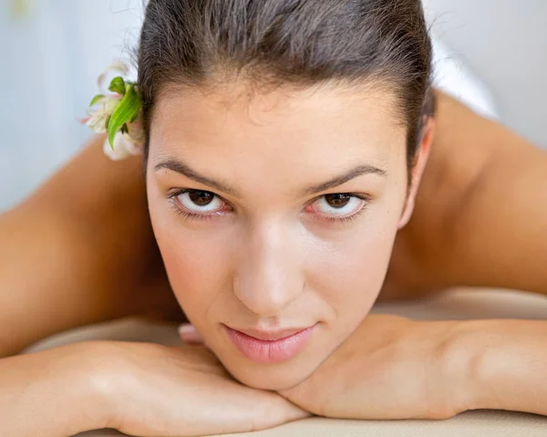 Mulher relaxante na mesa de massagem — Fotografia de Stock