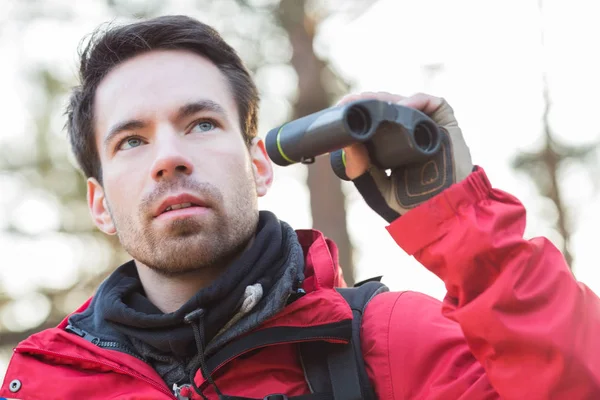 Escursionista con binocolo nella foresta — Foto Stock