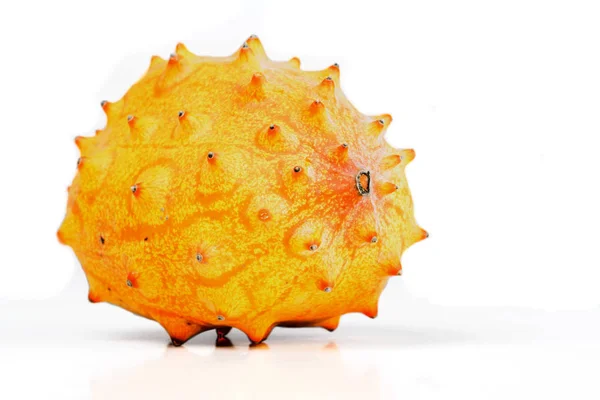 Estudio plano de kiwano fruta — Foto de Stock